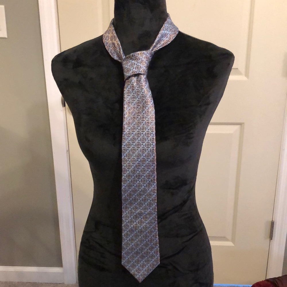 Karako Suits blue diamond gray tie.